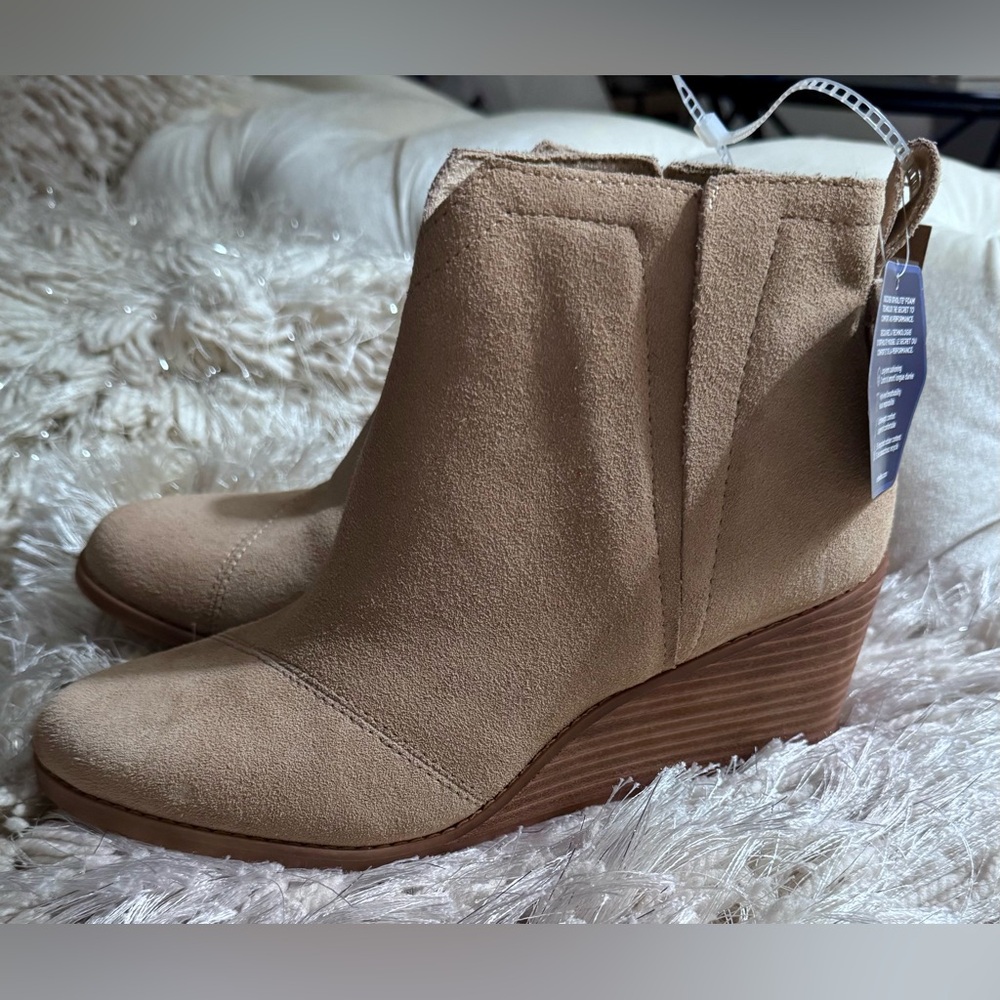 Woman’s Toms Clare wedge booties sz 8 Color Oatmeal suede
